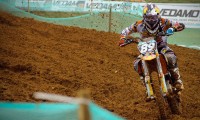 夜灯还亮着但一个人都没有，灯夜晚关了还有点亮